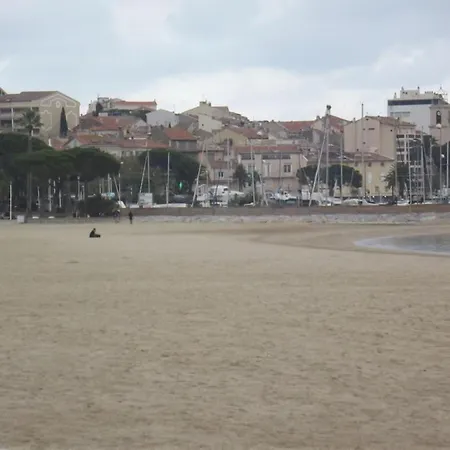 Spacieux Et Calme Classe 4 Etoiles, A 300m De La Appartement *